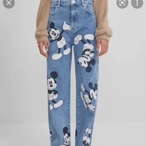 Musse pigg jeans 34 - Säljer mina älskade Musse pigg jeans då de ej kommer till användning och är eftertraktade. De är avklippta så passar någon som är 158-165, slutsålda överallt. ❤️ de är inte använda mer än vid ca 3 tillfällen, dvs nyskick!