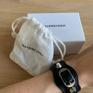 Läderarmband från Balenciaga i storlek m - Armbandet är 4 år gammalt, men i bra skick. Det är justerbart och man kan därför själv välja hur hårt det ska sitta.