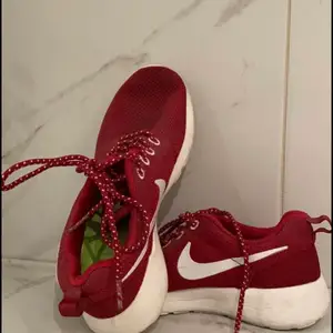 Vinröda sneakers från Nike. Storlek 38. Gott skick. 