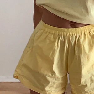 H&M shorts - Perfekta plagget att mysa och hoppa runt i. Shorten är nästan nya och har bara använts 2 gånger! 