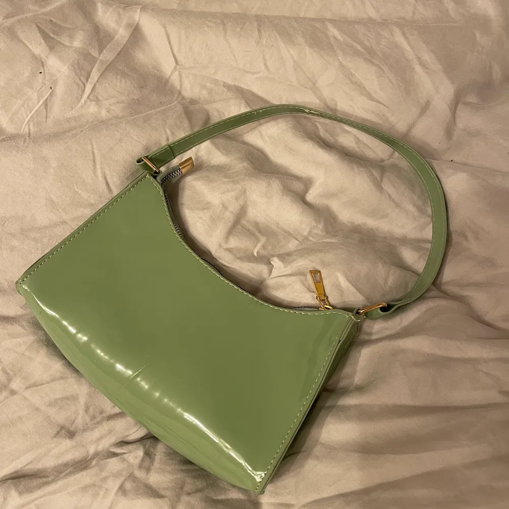 Grön handväska som inte används🤍. Väskor.