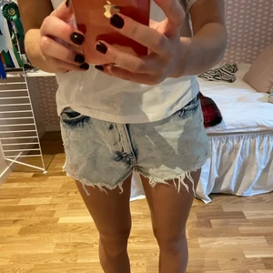 Jeans shorts  - Vit blå spräckliga jeansshorts från Zara! Aldrig använda och köpt för ett par år sedan, kommer inte till användning😇