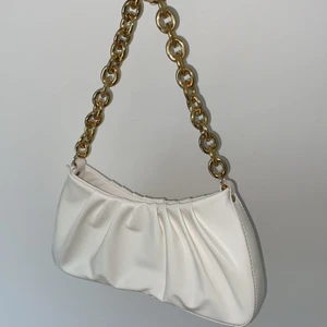 vit väska  - köpt från shein, helt oanvänd! ⚡️ skicka meddelande ifall du är intresserad! 💕