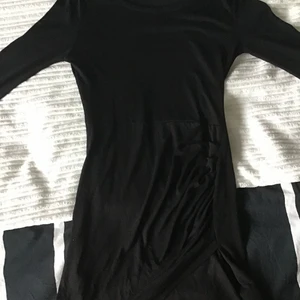 Svart klänning  - Svart klänning, strl XS. Bra skick, använd bara några gånger. Den som köper betalar för frakten.