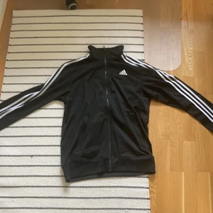 adidas track top storlek M - en adidas tröja den är i bra skick och har inga fläckar eller andra skador kontakta mig för fler bilder eller andra funderingar😊