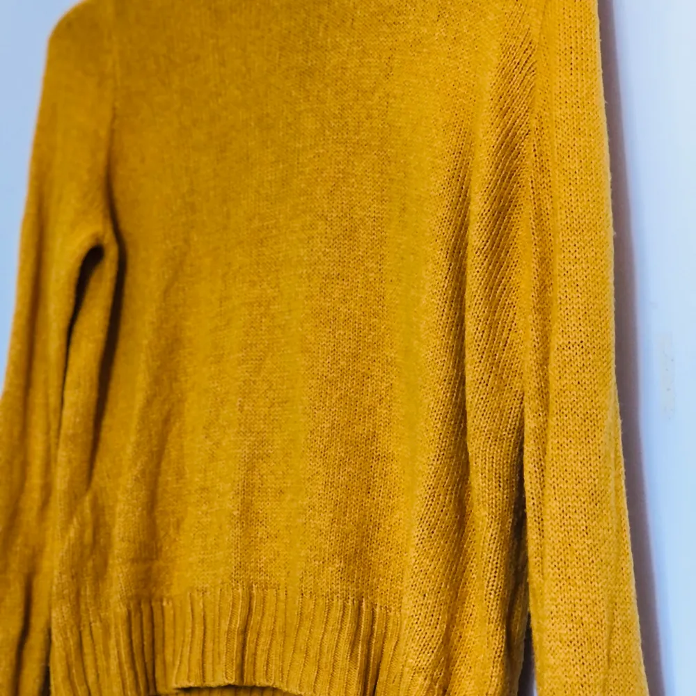 Säljer en orange/gul tröja i storlek S från H&M. Tröjan är använd två gånger och är i väldigt bra skick! . Blusar.