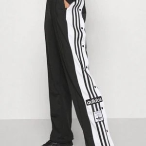 Adidas Originals knappbyxor - Säljer mina äkta adidasbyxor, använd 1 gång. nypris 600kr 
