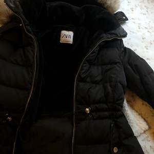 Säljer min jacka från Zara i S passar även XS , den är jätteskön och pälsen är fortfarande superfin