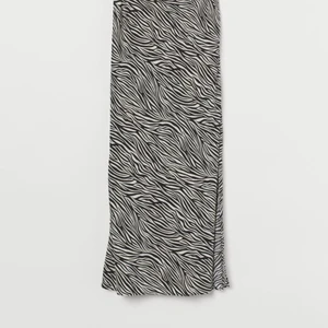 Satin zebra dress strl. 36 - En långklänning med zebra mönster från h&m. Med öppning på vänster ben och justerbara band. Väldigt bra skick, använd 2 gånger. Köptes för 200kr och säljer för 90kr + frakt.
