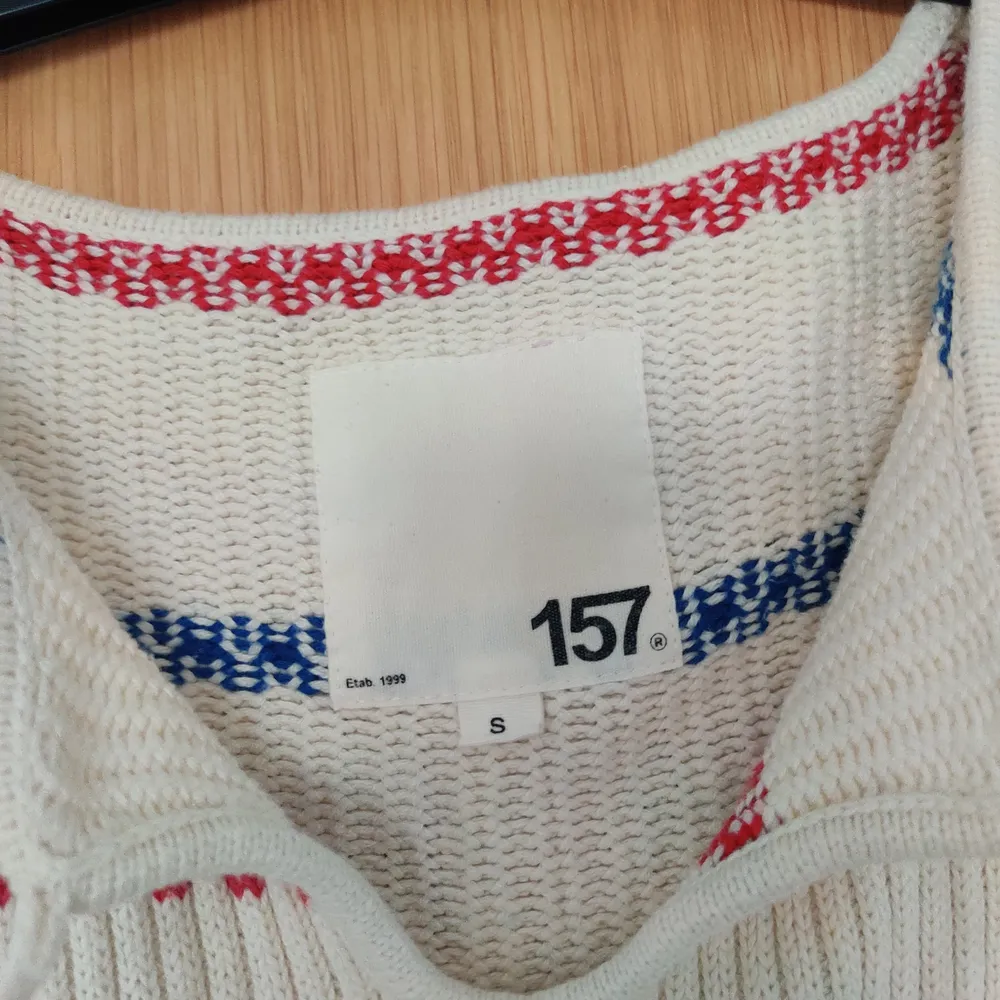 En stickad tröja från lager 157 i storlek S. Finns skick!. Kan mötas i Tibro, Skövde och Hjo och i Töreboda ibland. Kan fraktas mot fraktkostnad, du väljer frakt. . Stickat.