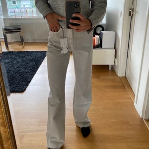 Zara Jeans - Säljer nu de helt slutsålda jeansen från Zara i modellen 90s full length. De är helt oanvända och lappen sitter kvar (tyvärr för stora för mig då jag chansade på storlek, har igentligen 36). Storlek är 38🤩 Färgen är en helt underbar grå/beige😍 Bara att skriva meddelande om ni har frågor/önskar fler bilder😊 Frakten är 66kr