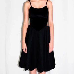 Hm X Comme des Garcons klänning - Mycket fin klänning från HM x Comme des Garcons 2008. Varan är i jättebra sick, utan defekter. Jag bar klänningen två gånger, och jag säljer den på grund av att den inte passar mig ordentligt längre. Storlek:34 