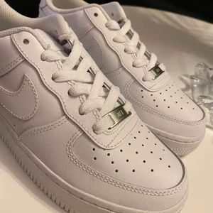 Air force 1 - Hej! Har bestämt mig för att sälja mina air force då jag redan har ett par jag använder och dessa samlar damm i garderoben🥺 helt nya, oanvända i kartong! Nypris 800:- från JD sports 
