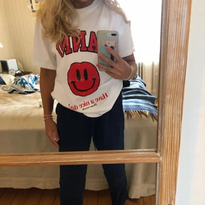 Ganni T-shirt  - Jättefin Ganni T-shirt i gott skick då den endast använd 2 gånger, nästan som helt ny. Stor i storleken, jag är ca 160 och den är lite oversize på mig men passar nog er mellan storlek xs-m iaf❤️❤️❤️