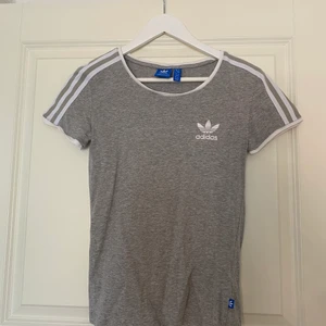 Adidas T-shirt  - T-shirt från Adidas i fint skick. Använd 4 ggr. Storlek XS.  Hör av dig vid intresse💖