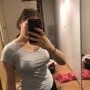 T-tröja storlek S - En fin ljusblå t-tröja som är i ett skönt material och fin blå färg