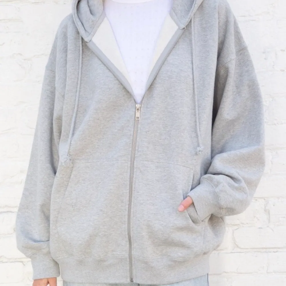 grå oversized hoodie från brandy melville. endast använd en gång så toppen skick! storlek onesize, passar xs till l beroende på hur man vill att den ska sitta. . Tröjor & Koftor.