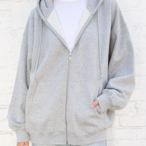 brandy melville oversized grå hoodie - grå oversized hoodie från brandy melville. endast använd en gång så toppen skick! storlek onesize, passar xs till l beroende på hur man vill att den ska sitta. 