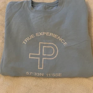PelleP - En ljusblå Pelle Pettersson sweatshirt 💙🤍 En liten fläck på ena armen som ni ser på sista bilden men annars bra kvalite✨⚡️Kan användas på både killar och tjejer och man kan ju också ha den lite oversize💿