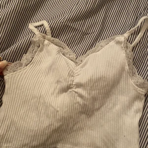 Ett vitt linne  - Ett vitt gulligt linne. Köpt för 3 år sedan. Inte så använd. Men känns som ny. 