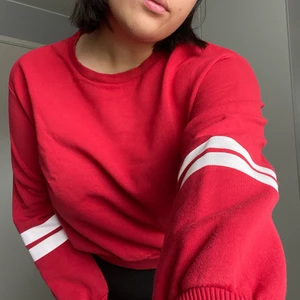 H&M röd sweatshirt Storlek L - Röd sweatshirt med vida ränder från H&M. Storlek L, kort passform. Väldigt bekväm, måttligt använd, hyfsat bra skick. Jag bär vanligtvis storlek M/L på överdelar och är 172 cm lång.