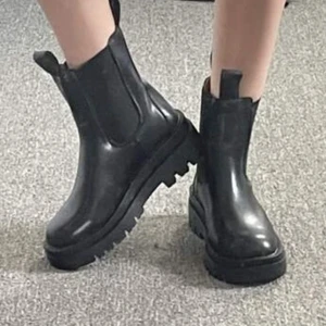 Boots - Super snygga och trendiga boots som tyvärr inte kommer komma till användning då dom inte var min stil så hoppas att någon annan kan ha användning av dom🥰