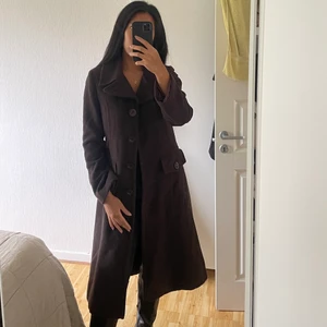 Brun kappa med stora fickor  - Storlek 36. Använd 1 gång. Hämtas i malmö eller fraktas 