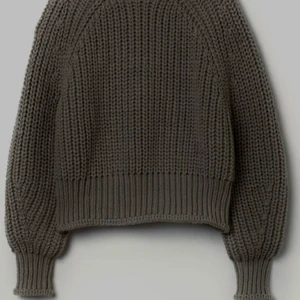  Stickad tröja från H&M -  En jätte fin tröja från H&M. Kunde inte hitta original bilden på HM:s hemsida så det är inte exakt samma tröja som på bilden. Den är lite nopprig. Köparen står för frakt den