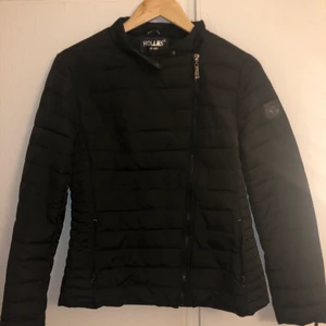 Hollies vårjacka strl 38 - HOLLIES vårjacka storlek 38 väldigt fin, använd 2-3 gånger. 