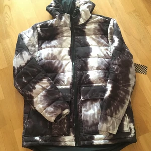 Vans Vinterjacka M - Vans Vinter jacka i M. Prislapp sitter kvar och oanvänd. Superpris 