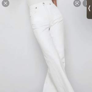 Högmiljade långa vita jeans, jag är 168 och de är i perfekt längd 🥰 jätte bra kvalite och inga fläckar!