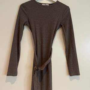 Fin brun/gråaktig klänning som är oanvänd