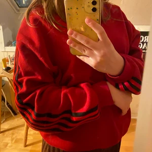 Adidas sweatshirt - Superfin adidas sweatshirt från Beyond retro, köpt för något år sen men väldigt fint skick!! Så skön och perfekt passform💕 säljer för att jag inte använder längre, skulle säga att storleken är en M😇
