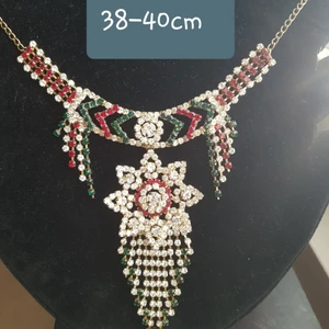 Superfint halsband set  - Jätte fint halsband set . Med örhengen.  Olika sten färg . Pris 150kr plus frak 