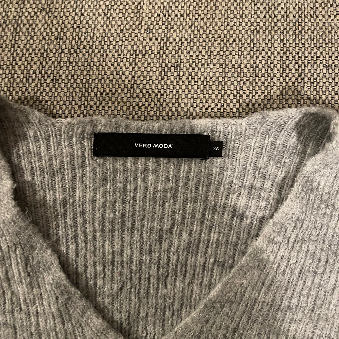 V ringad grå stickad  - 90