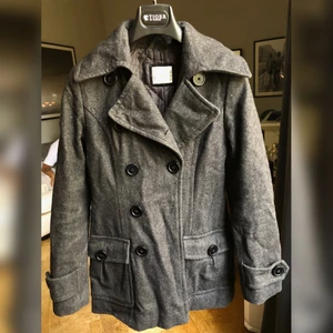 Grå fin kappa - En mörkgrå fin yllekappa med flertalet snygga detaljer. I superfint skick. 