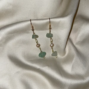 Kristall örhängen  - Alltså åh! Jag älskar domhära såå mycket! Det är grön aventurin. Sjukt fina!
