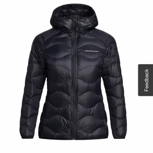 Peak performance jacka - Svart Peack jacka, man ser att den är använd och har småhål, skriv för egna bilder! Storlek: S  Nypris: 2400kr säljer för 500+frakt🥰