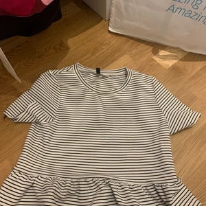 Randig tröja Strl S - Super cool tröja som passar till allt!! Knappt använd och är fortfarande i bra skick.