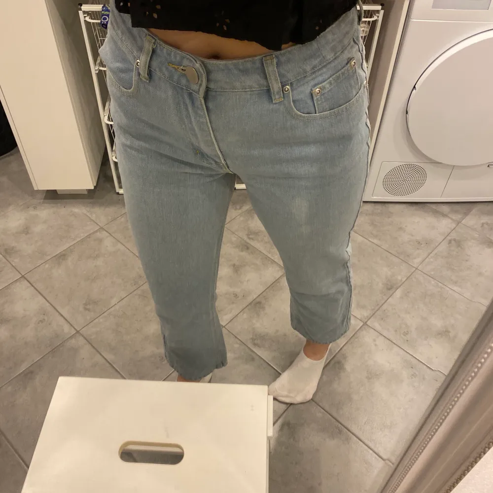 Blåa byxor från boohoo, de har en liten blekningsfläck på ena benet. Därav priset 🥰 Storlek 38. Jeans & Byxor.