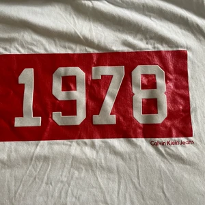 Calvin Klein T-shirt - Fin T-shirt från Calvin Klein som inte kommer till användning, liten i storleken då den passar mig som vanligtvis har XS/S💕 (ser skrynklig ut då den inte är struken😬) i princip aldrig använd