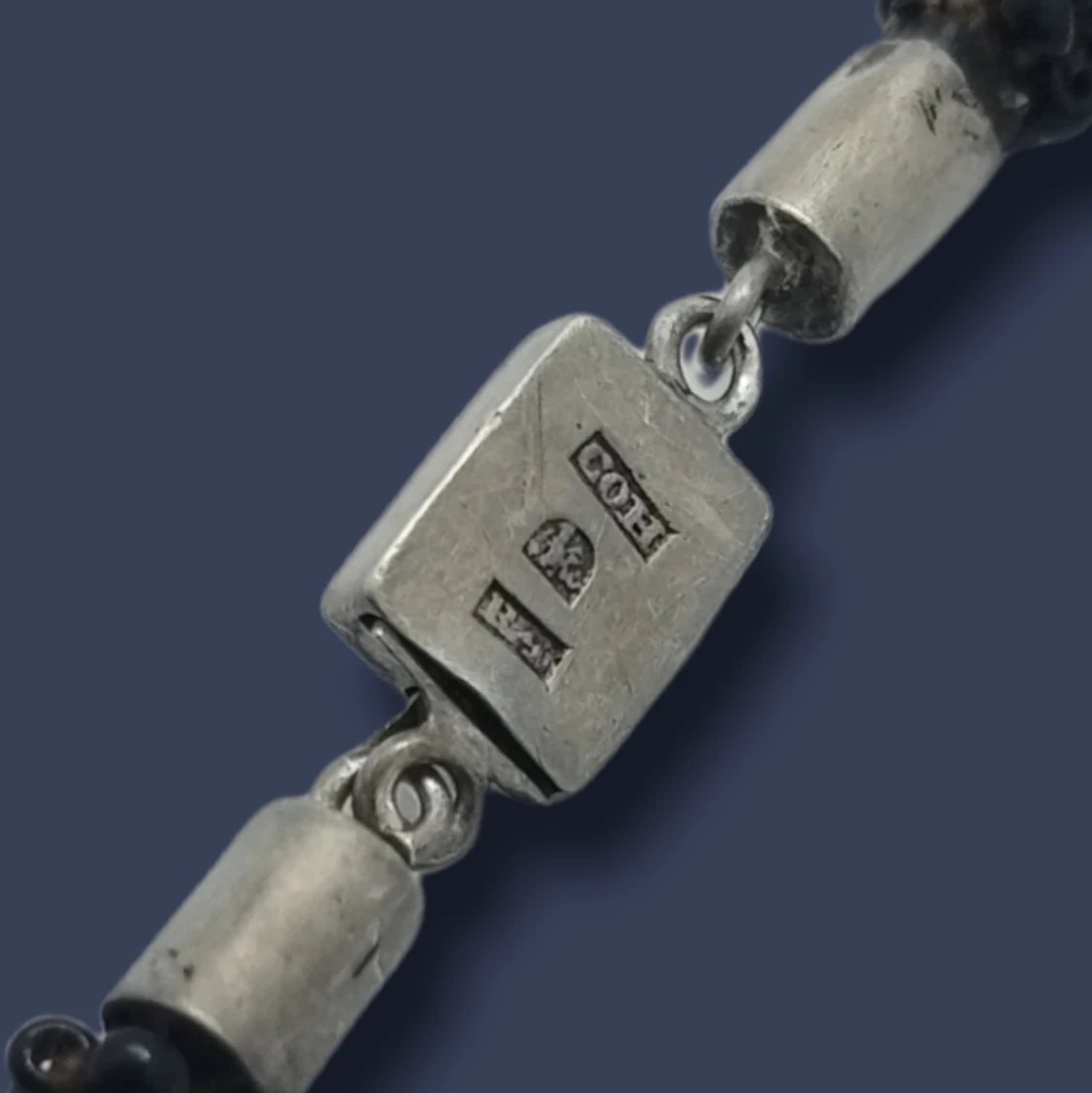 Svart pärlhalsband med silverlås  - 91