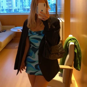 klänning  - Säljer min skit snygga Sara klänning då den tyvärr är lite för kort för mig, bara använd en gång tyvärr.