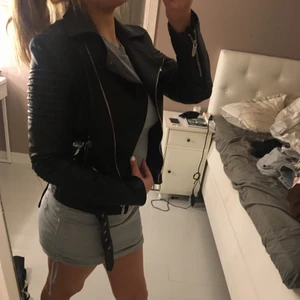 Skinnjacka  - Säljer denna skinnjacka för att den har blivit för liten, den är mycket använd, om man kollar på sista bilden så ser man att den är lite sönder men annars är hela jackan i bra skick. Köparen står för frakten!