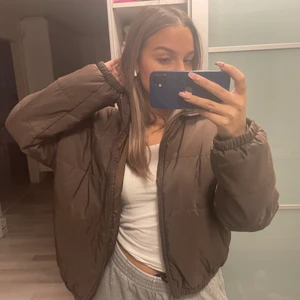 Brun pufferjacket höstjacka - säljer min bruna höstjacka ja köpte på plick för runt ett år sen, inga tecken på användning <3 köpte för 400 💕