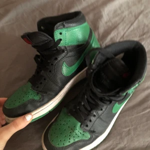 Jordans Strl 37 - Säljer mina jordens pågrund av att dom inte kommer till användning använda ett par gånger men fortfarande i bra skick.