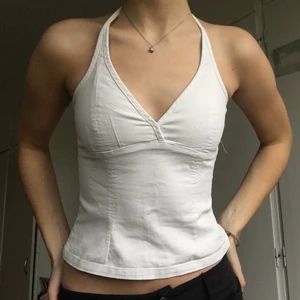 Vit halterneck topp - Jättesöt vit halternecktopp🥺 Vintage HM från 90-talet. Dragkedja i sidan och knytning i nacken. Storlek 36💗 Kmr köra budgivning då så många varit intresserade!! 