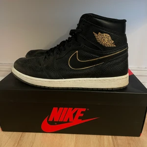 Nike Air Jordan 1 High ”City Of Flight” - Säljer dessa Air Jordan 1 då de helt enkelt inte används tillräckligt längre! Köpt för ca 2 år sedan på SneakersNstuff i Stockholm. Använda rätt mycket men väldigt försiktigt, skulle säga 7/10 cond men ni får avgöra lite själva utifrån bilderna. En rätt ovanlig colorway på AJ1 som just nu säljs i nyckick på StockX för ca 250$ i samma storlek. Hör av er om ni vill ha fler bilder eller frågor! Tar emot alla möjliga bud för dom så kom med det ni är beredda att betala för dom!