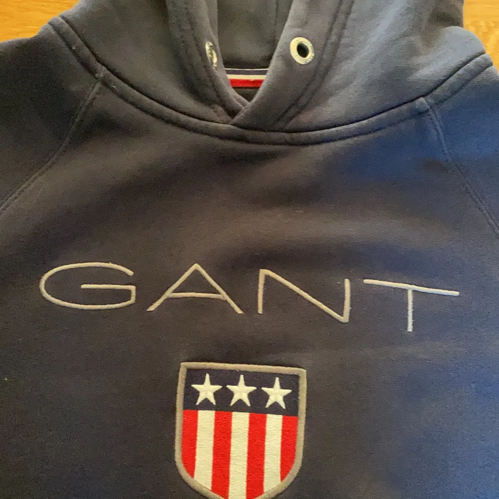 Hej, säljer en GANT hoodie i Storlek S i vuxen storlek. Använd fast i väldigt bra skick.. Tröjor & Koftor.