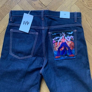 Helt nya eytys jeans  - Sprillans nya eytys jeans med alla prislappar kvar. Dom är mörkblå med rosa sömmar/ detaljer. Tyvärr måste jag sälja pga att dom är för stora för mig som brukar ha s/ 36. Nypris är ca 2000kr och är helt slutsålda💞